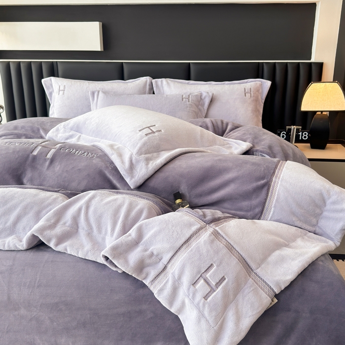 91家纺网 家纺一手货源 找家纺 梦精灵家纺 2025新款高端贵妃绒加厚全消光牛奶绒四件套12斤刺绣拼接工艺（华尔兹场景1） 华尔兹-紫