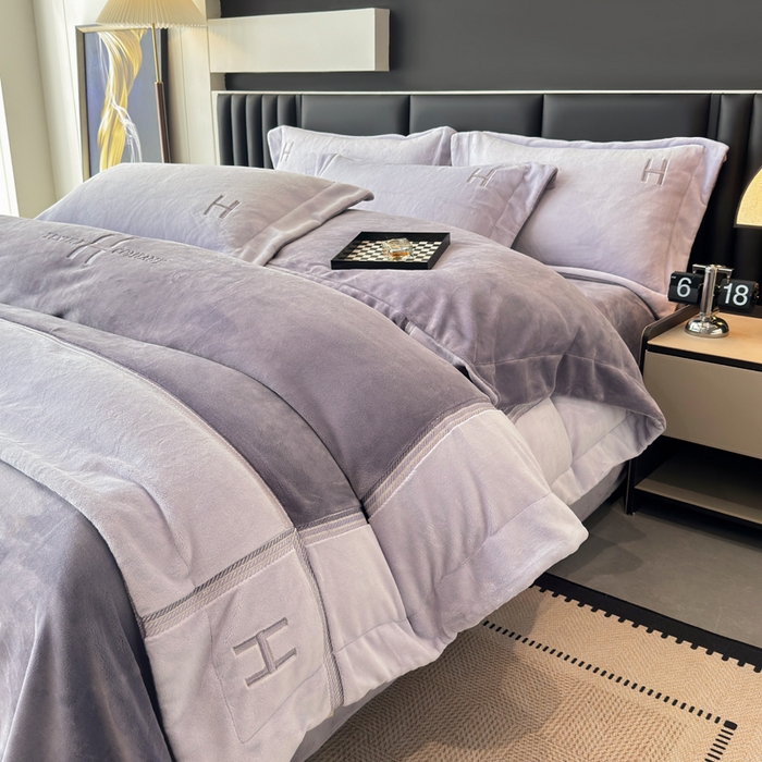 91家纺网 家纺一手货源 找家纺 梦精灵家纺 2025新款高端贵妃绒加厚全消光牛奶绒四件套12斤刺绣拼接工艺（华尔兹场景1） 华尔兹-紫