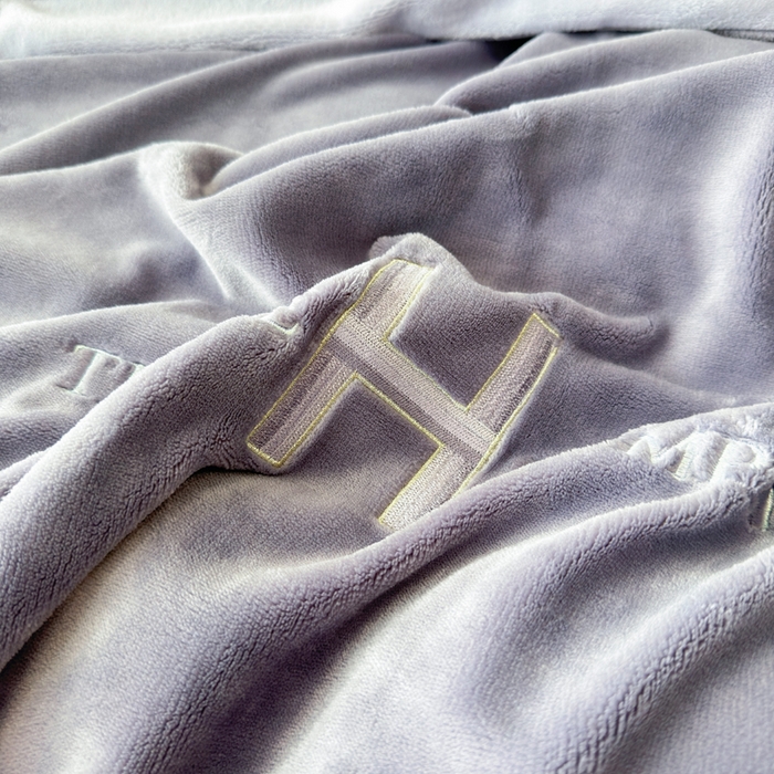 91家纺网 家纺一手货源 找家纺 梦精灵家纺 2025新款高端贵妃绒加厚全消光牛奶绒四件套12斤刺绣拼接工艺（华尔兹场景1） 华尔兹-紫