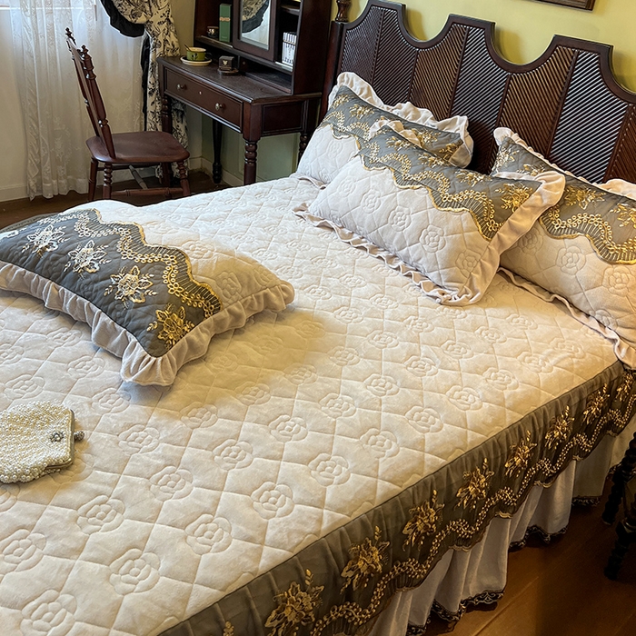 91家纺网 家纺一手货源 找家纺 网红馆（ck家纺） 2025新款高克重牛奶绒床裙四件套-卡妮娜系列 卡妮娜-卡其