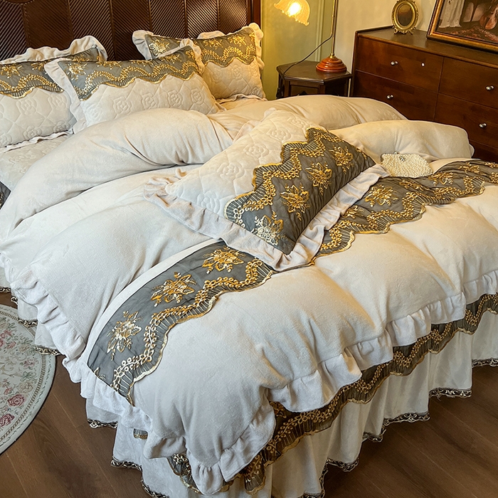 91家纺网 家纺一手货源 找家纺 网红馆（ck家纺） 2025新款高克重牛奶绒床裙四件套-卡妮娜系列 卡妮娜-卡其