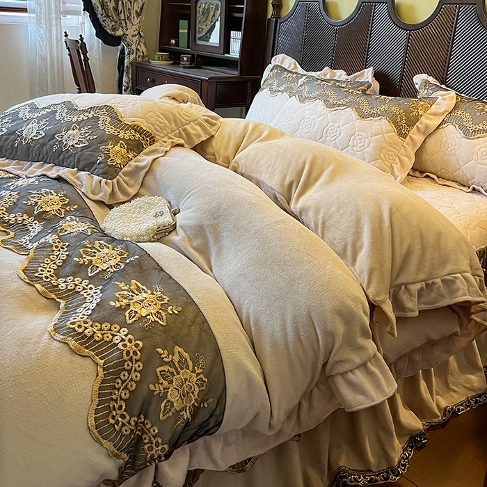 91家纺网 家纺一手货源 找家纺 网红馆（ck家纺） 2025新款高克重牛奶绒床裙四件套-卡妮娜系列 卡妮娜-卡其