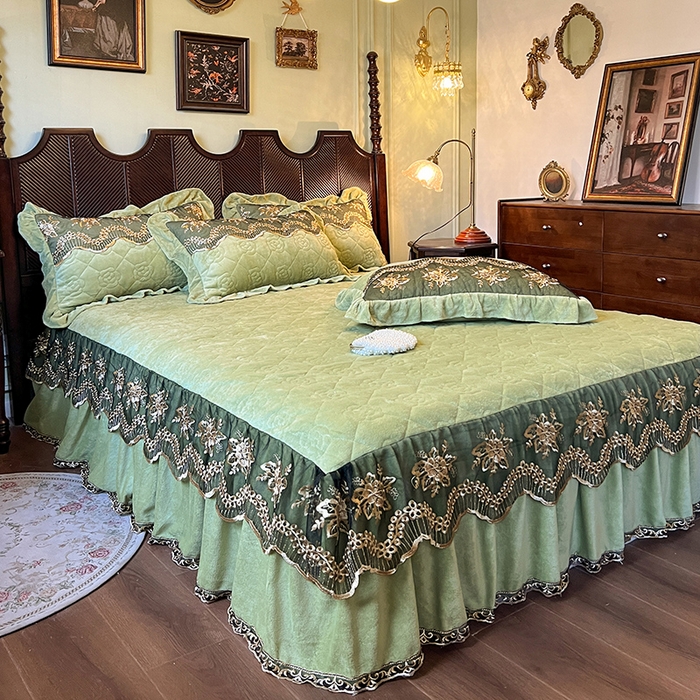 91家纺网 家纺一手货源 找家纺 网红馆（ck家纺） 2025新款高克重牛奶绒床裙四件套-卡妮娜系列 卡妮娜-绿色