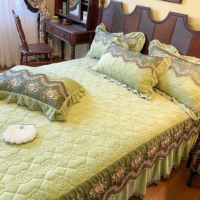 91家纺网 家纺一手货源 找家纺 网红馆（ck家纺） 2025新款高克重牛奶绒床裙四件套-卡妮娜系列 卡妮娜-绿色