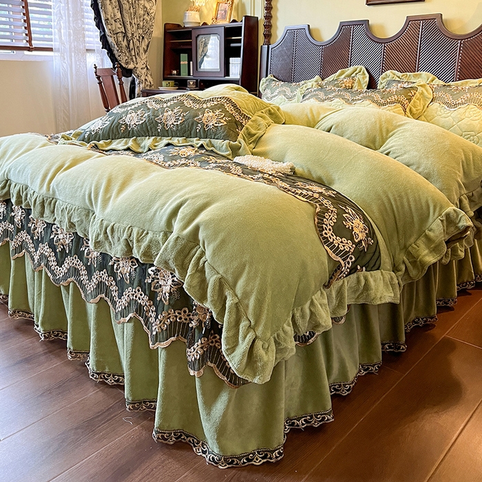 91家纺网 家纺一手货源 找家纺 网红馆（ck家纺） 2025新款高克重牛奶绒床裙四件套-卡妮娜系列 卡妮娜-绿色