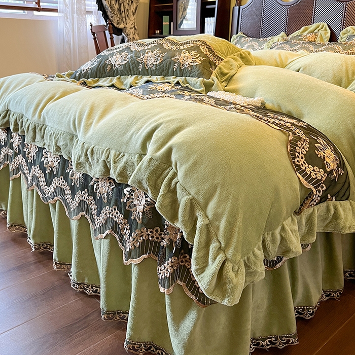 91家纺网 家纺一手货源 找家纺 网红馆（ck家纺） 2025新款高克重牛奶绒床裙四件套-卡妮娜系列 卡妮娜-绿色