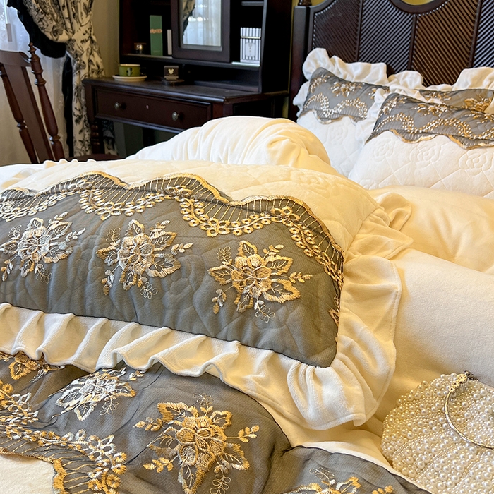 91家纺网 家纺一手货源 找家纺 网红馆（ck家纺） 2025新款高克重牛奶绒床裙四件套-卡妮娜系列 卡妮娜-米色