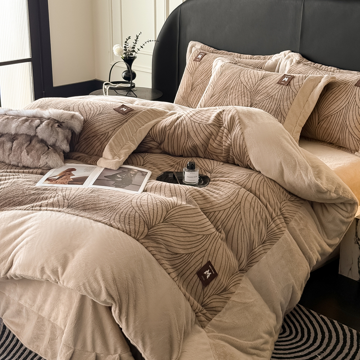 91家纺网 家纺一手货源 找家纺 典曼家纺 2025新款轻奢拼角欧貂绒系列四件套 简欧-咖