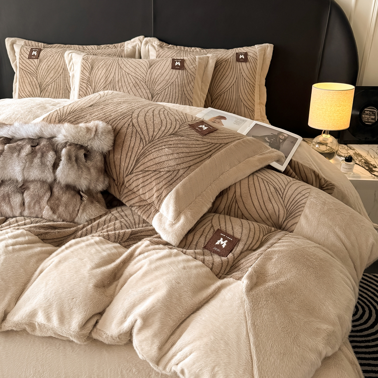 91家纺网 家纺一手货源 找家纺 典曼家纺 2025新款轻奢拼角欧貂绒系列四件套 简欧-咖