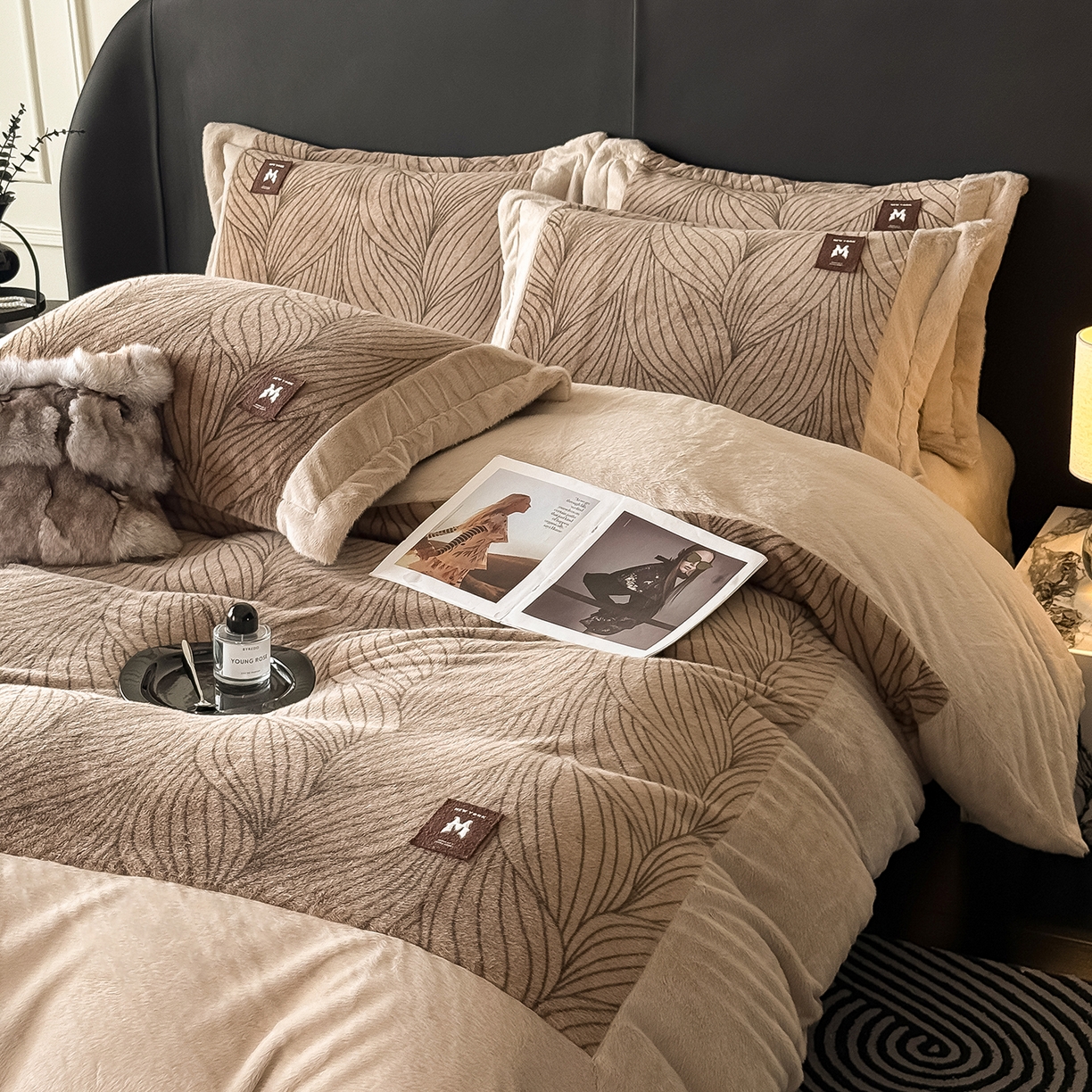 91家纺网 家纺一手货源 找家纺 典曼家纺 2025新款轻奢拼角欧貂绒系列四件套 简欧-咖