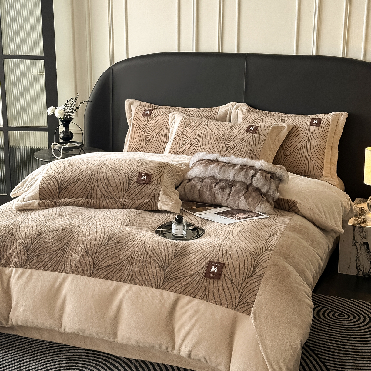 91家纺网 家纺一手货源 找家纺 典曼家纺 2025新款轻奢拼角欧貂绒系列四件套 简欧-咖