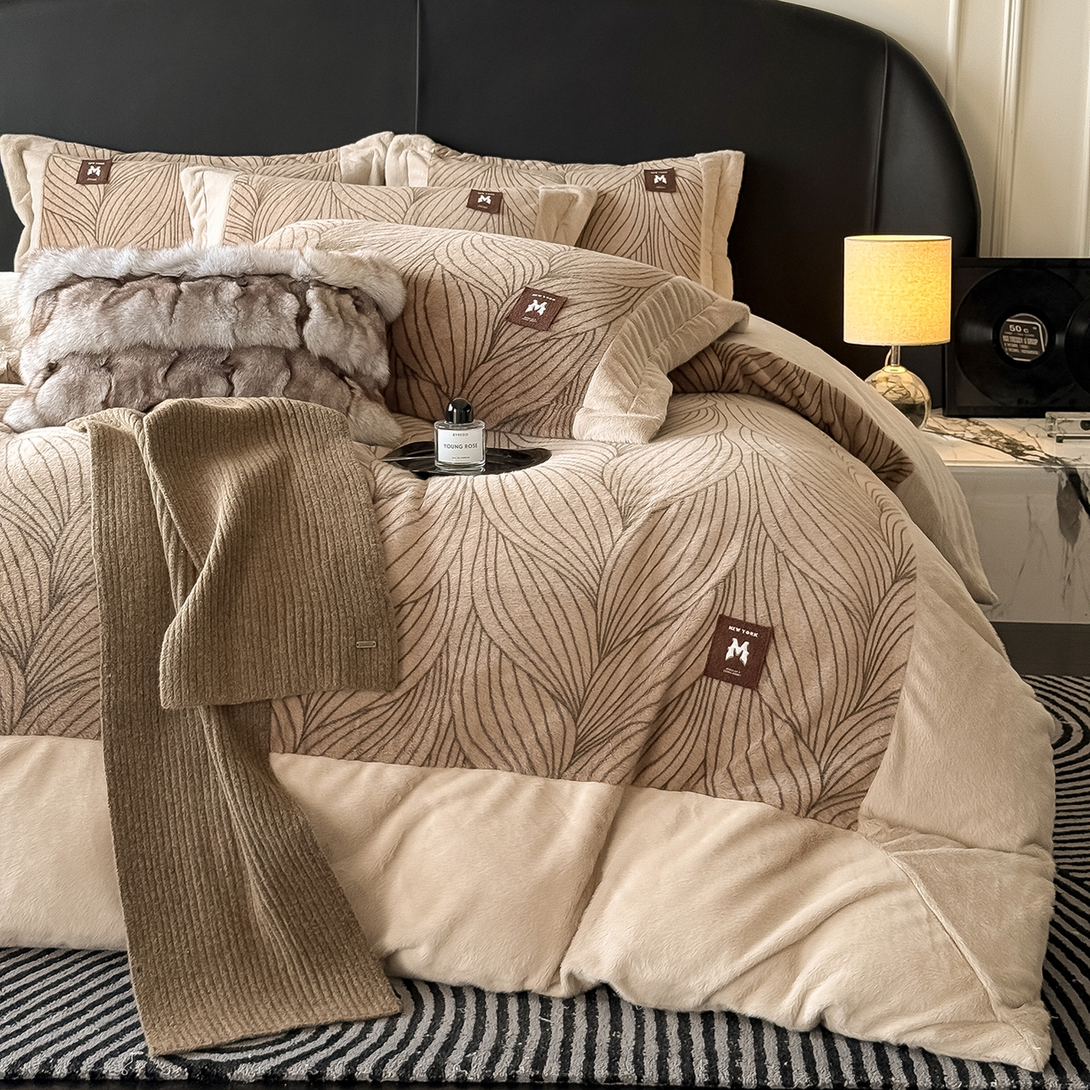 91家纺网 家纺一手货源 找家纺 典曼家纺 2025新款轻奢拼角欧貂绒系列四件套 简欧-咖