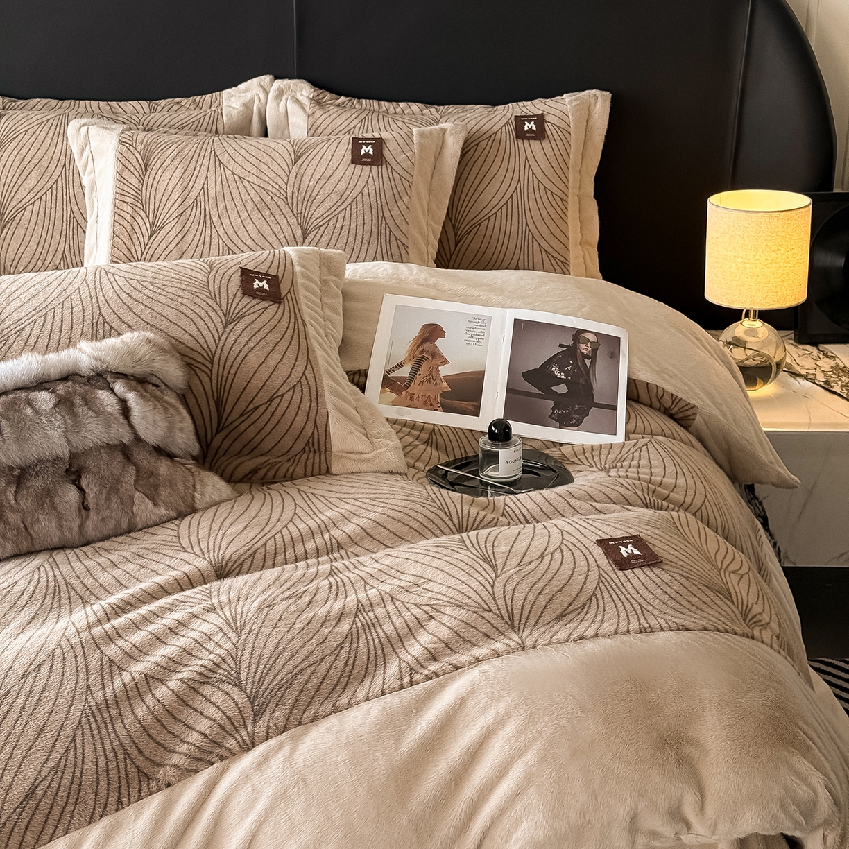 91家纺网 家纺一手货源 找家纺 典曼家纺 2025新款轻奢拼角欧貂绒系列四件套 简欧-咖