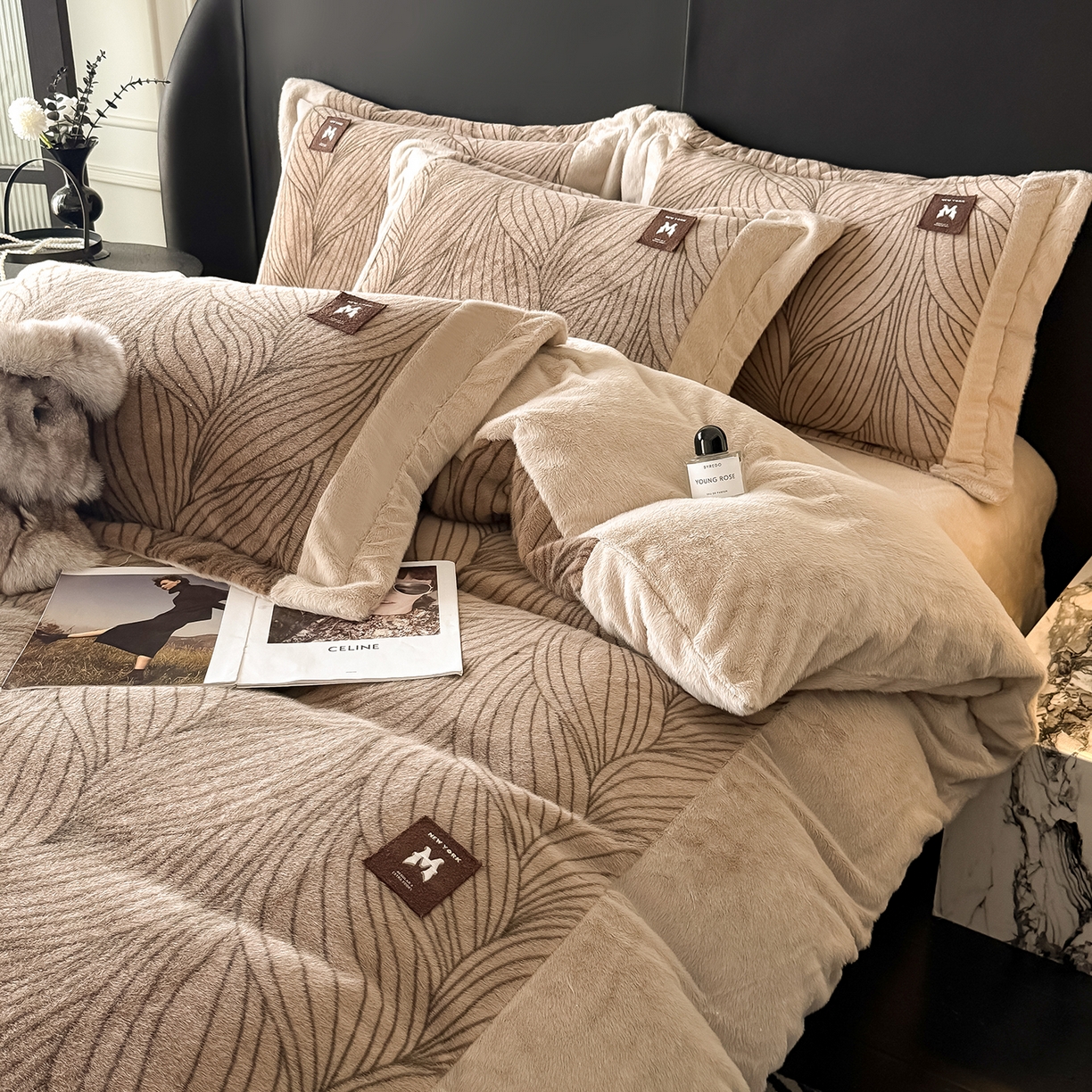 91家纺网 家纺一手货源 找家纺 典曼家纺 2025新款轻奢拼角欧貂绒系列四件套 简欧-咖