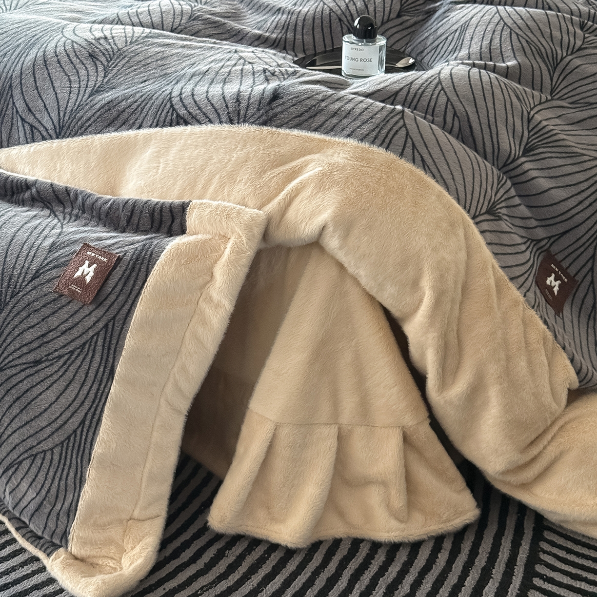 91家纺网 家纺一手货源 找家纺 典曼家纺 2025新款轻奢拼角欧貂绒系列四件套 简欧-灰