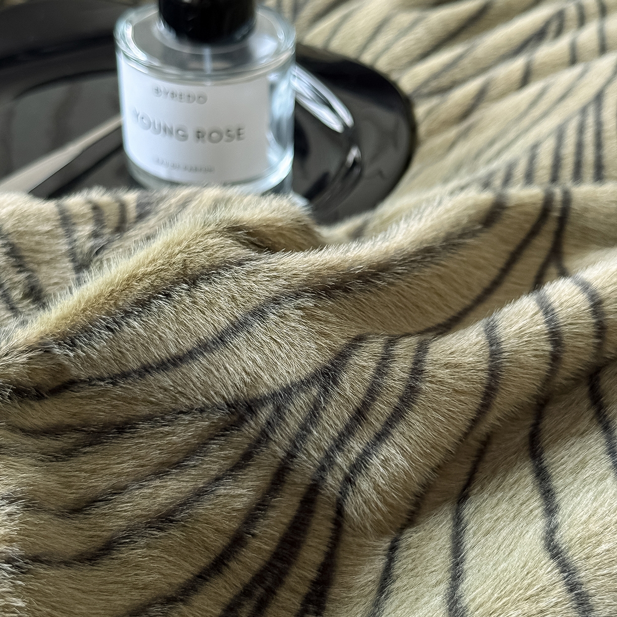 91家纺网 家纺一手货源 找家纺 典曼家纺 2025新款轻奢拼角欧貂绒系列四件套 简欧-绿