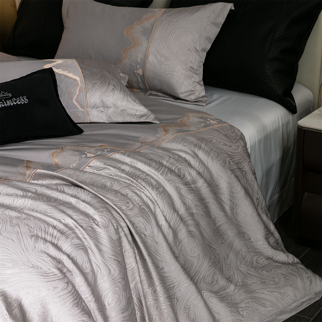 91家纺网 家纺一手货源 找家纺 （总）鑫豪 2025新款涤棉拼接高精密提花四件套罗马恋曲系列