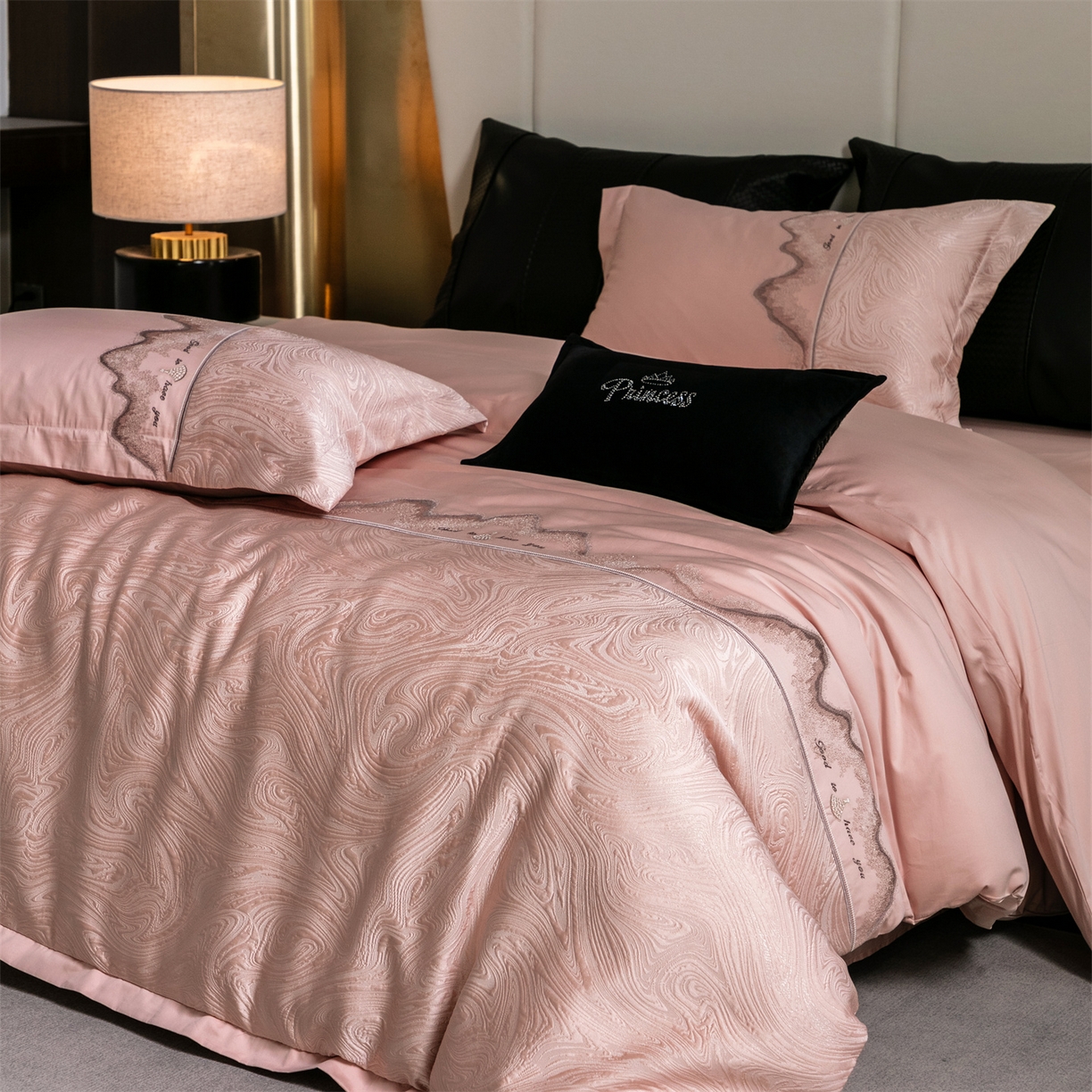 91家纺网 家纺一手货源 找家纺 （总）鑫豪 2025新款涤棉拼接高精密提花四件套罗马恋曲系列