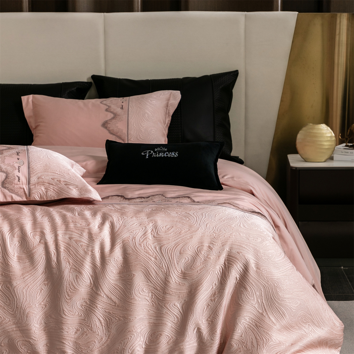 91家纺网 家纺一手货源 找家纺 鑫豪 2025新款涤棉拼接高精密提花四件套罗马恋曲系列 罗马恋曲-粉玉（控价175)