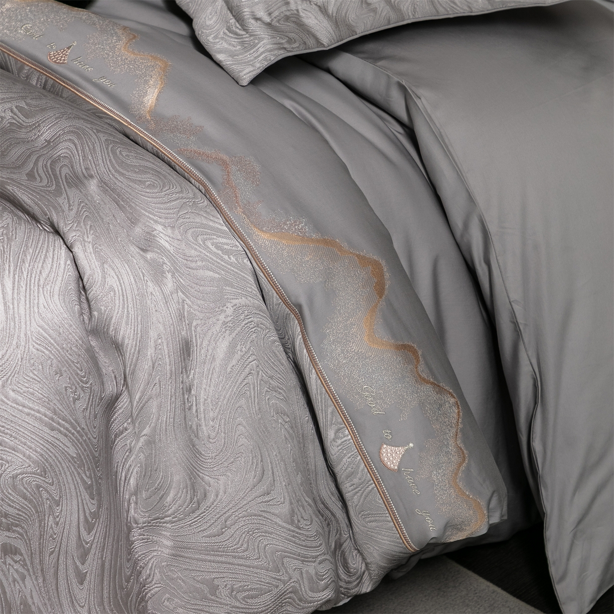 91家纺网 家纺一手货源 找家纺 鑫豪 2025新款涤棉拼接高精密提花四件套罗马恋曲系列 罗马恋曲-银灰（控价175)