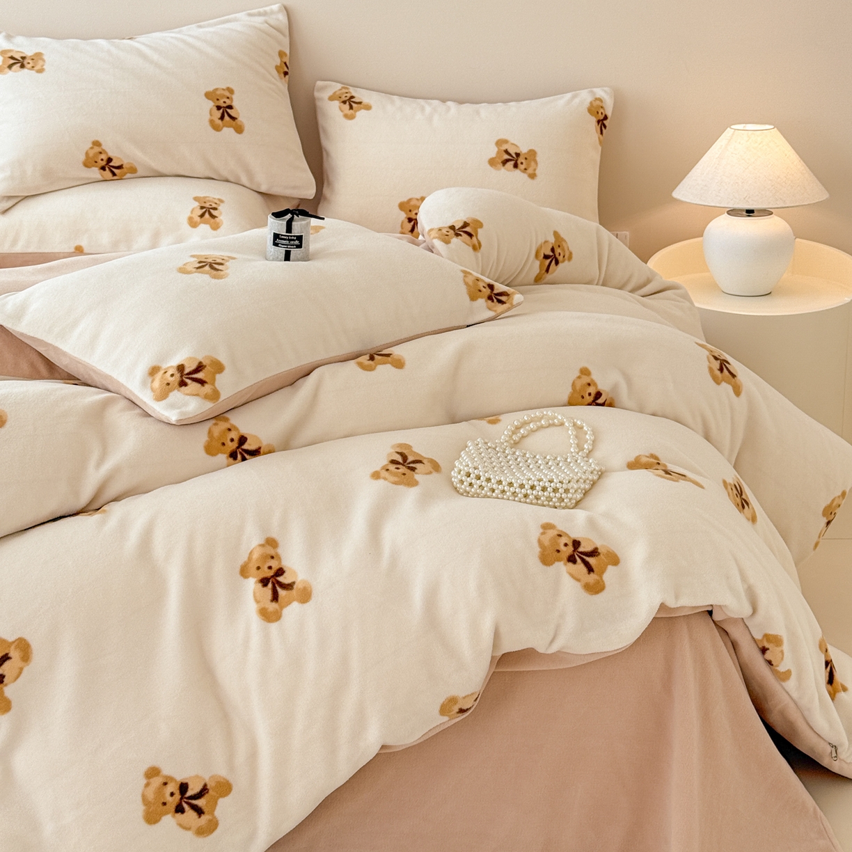 91家纺网 家纺一手货源 找家纺 典曼家纺 2025新款印花海獭绒加厚保暖四件套 卡其小熊