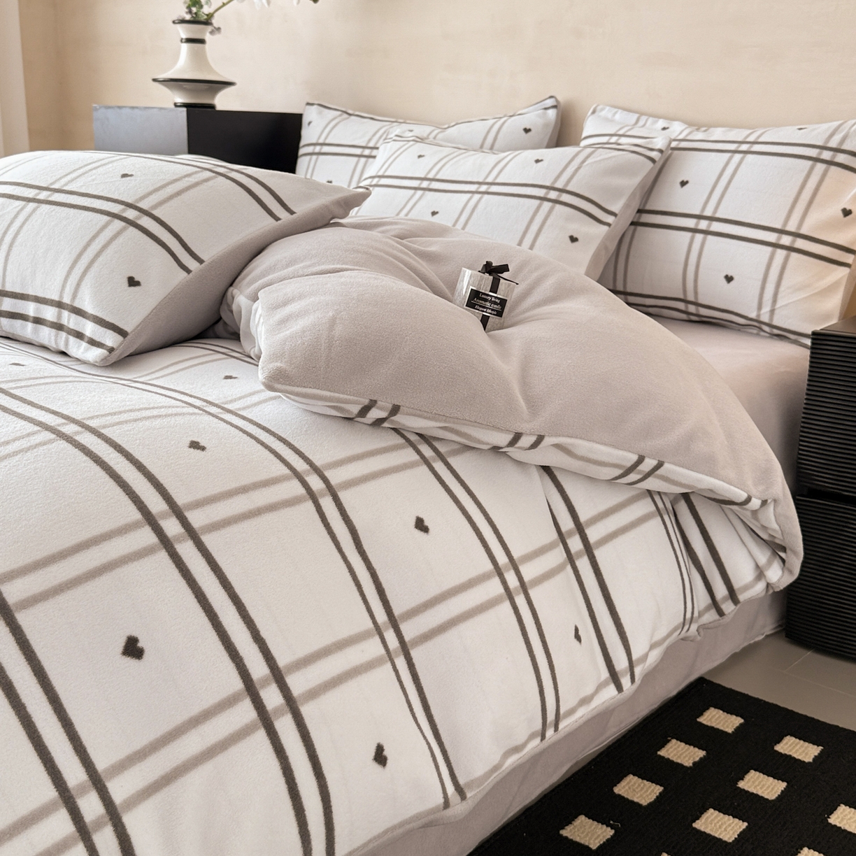 91家纺网 家纺一手货源 找家纺 典曼家纺 2025新款印花海獭绒加厚保暖四件套 格子爱心