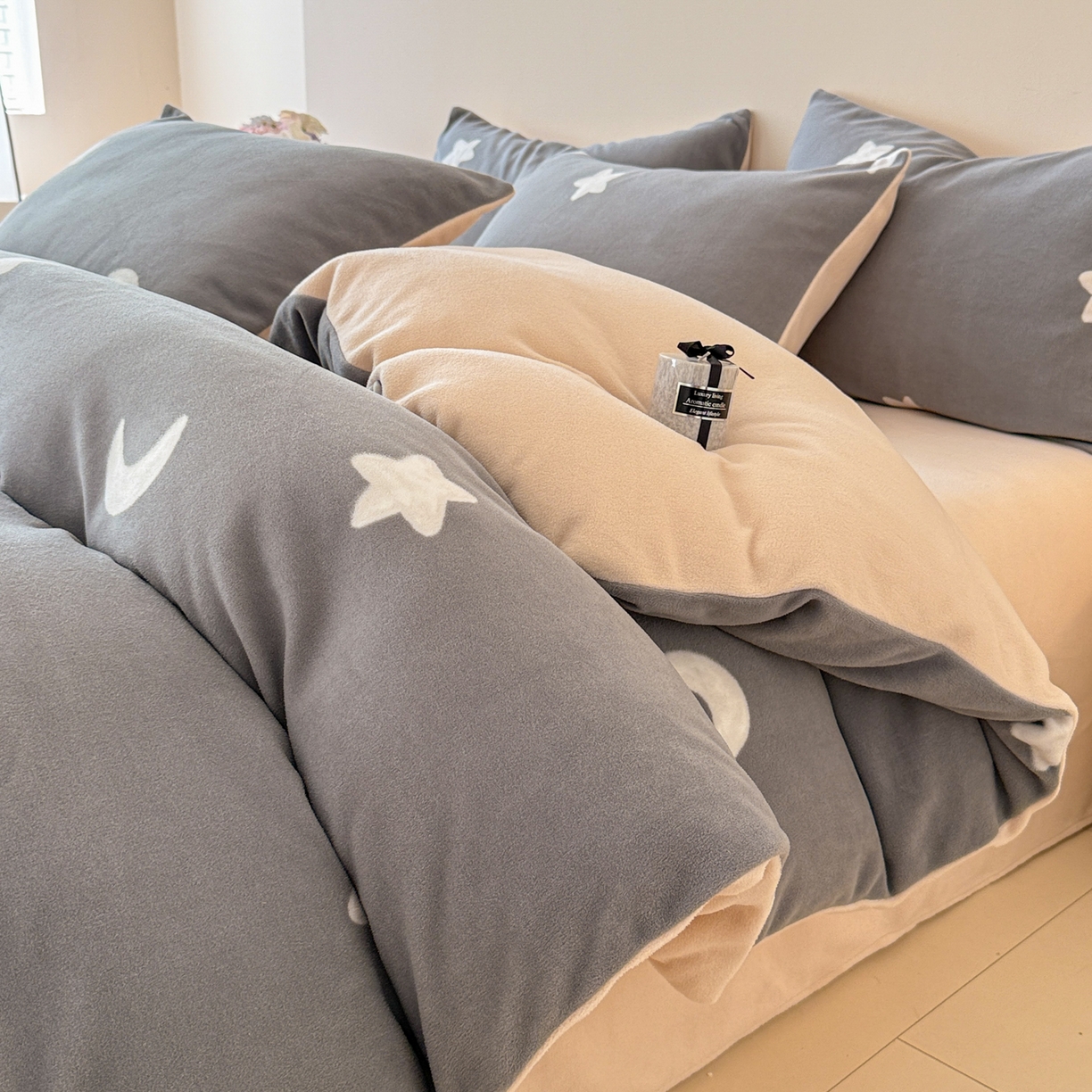 91家纺网 家纺一手货源 找家纺 典曼家纺 2025新款印花海獭绒加厚保暖四件套 星星月亮-灰
