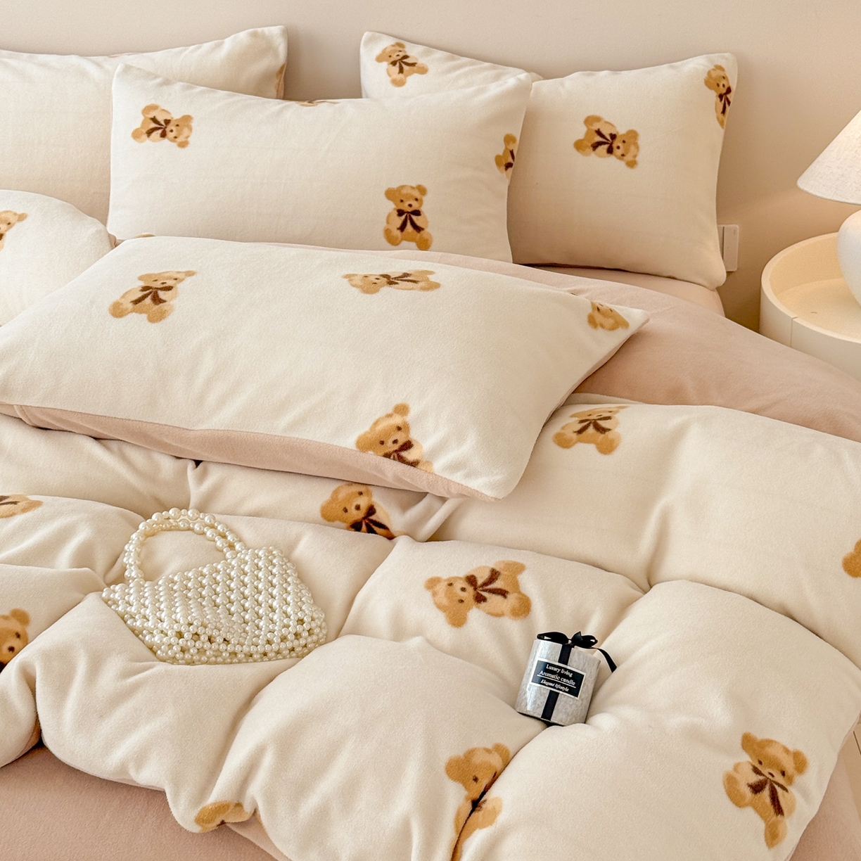 91家纺网 家纺一手货源 找家纺 典曼家纺 2025新款印花海獭绒加厚保暖四件套 卡其小熊