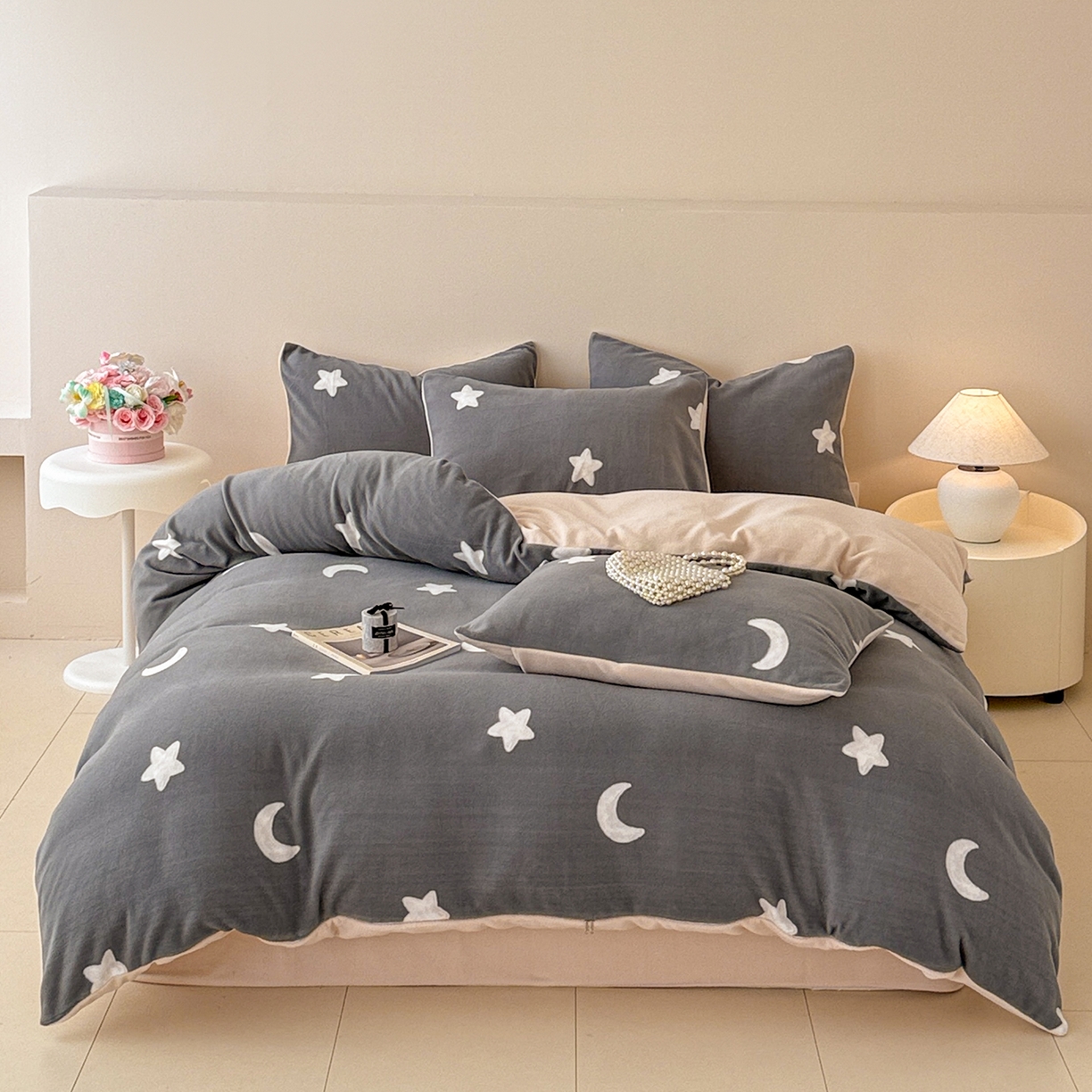 91家纺网 家纺一手货源 找家纺 典曼家纺 2025新款印花海獭绒加厚保暖四件套 星星月亮-灰
