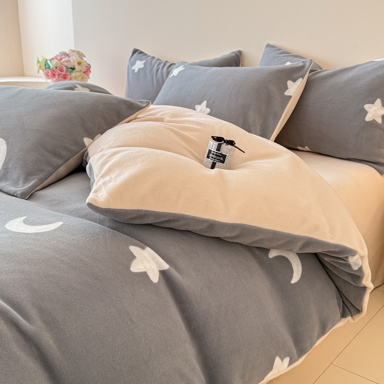 91家纺网 家纺一手货源 找家纺 典曼家纺 2025新款印花海獭绒加厚保暖四件套 星星月亮-灰