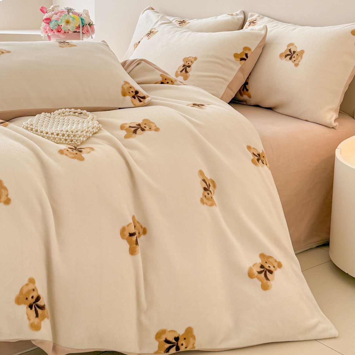 91家纺网 家纺一手货源 找家纺 典曼家纺 2025新款印花海獭绒加厚保暖四件套 卡其小熊