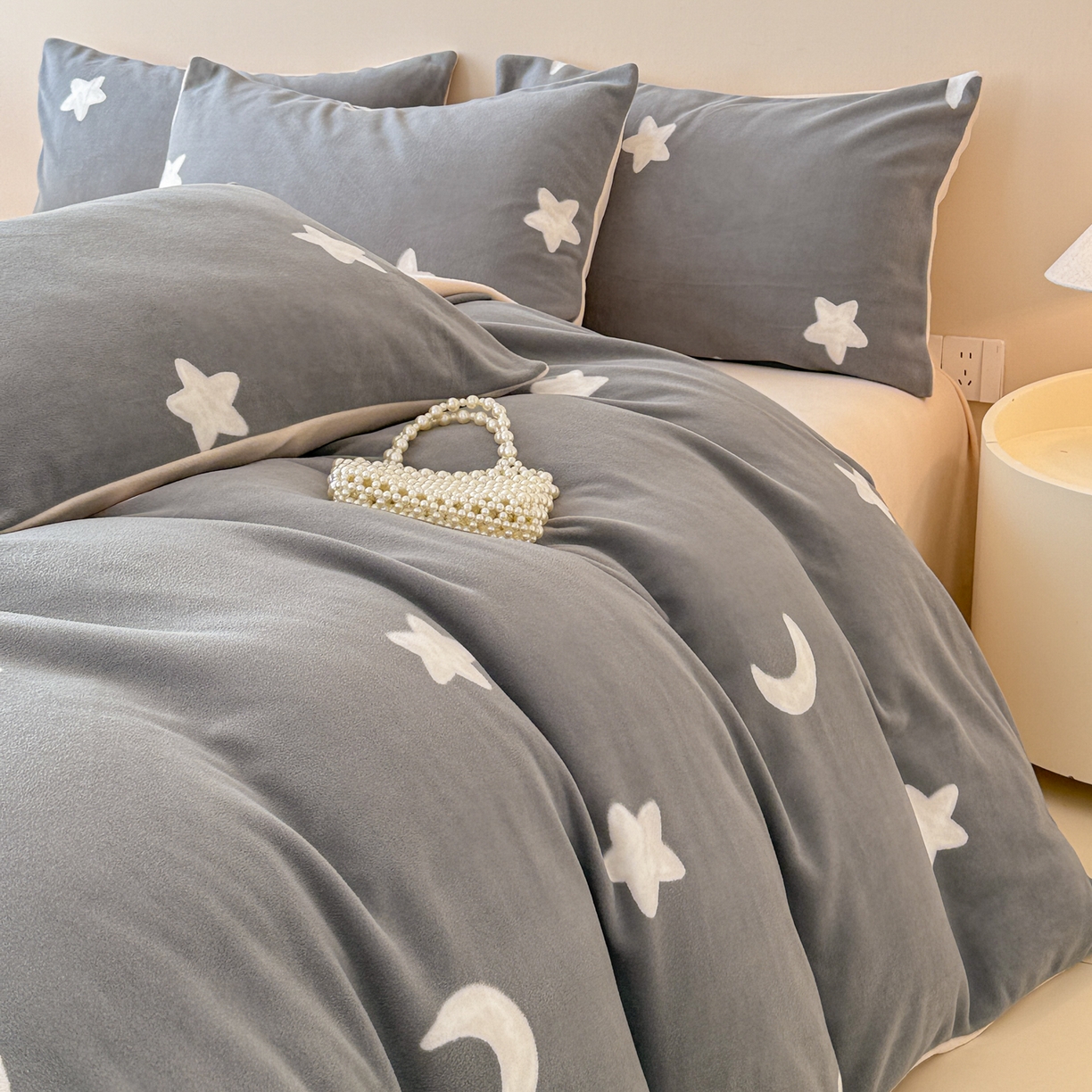 91家纺网 家纺一手货源 找家纺 典曼家纺 2025新款印花海獭绒加厚保暖四件套 星星月亮-灰
