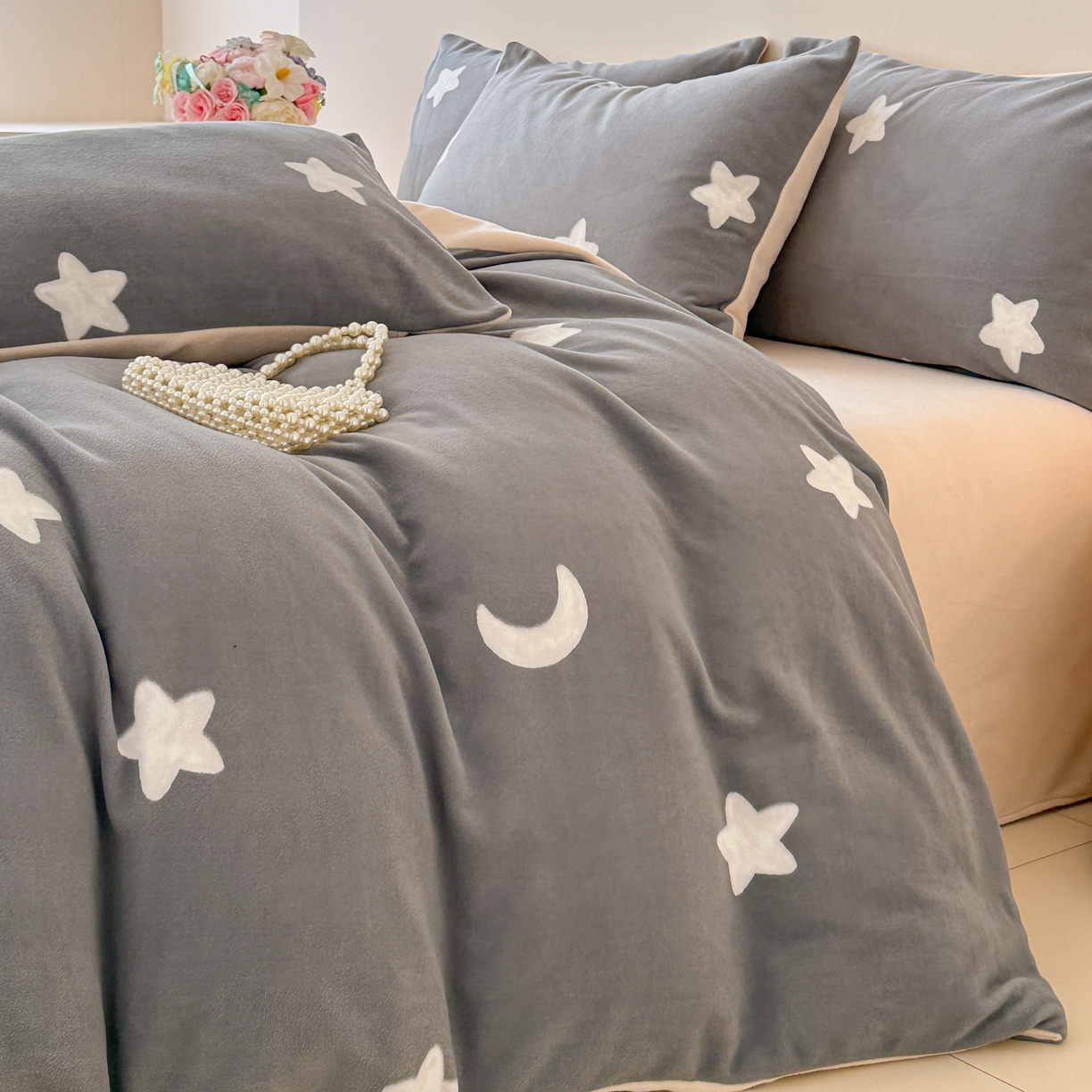 91家纺网 家纺一手货源 找家纺 典曼家纺 2025新款印花海獭绒加厚保暖四件套 星星月亮-灰