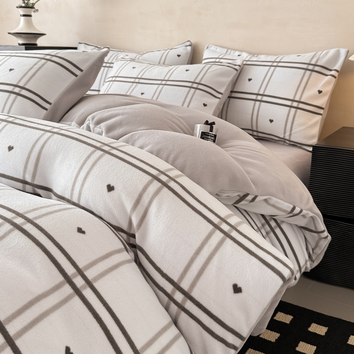 91家纺网 家纺一手货源 找家纺 典曼家纺 2025新款印花海獭绒加厚保暖四件套 格子爱心