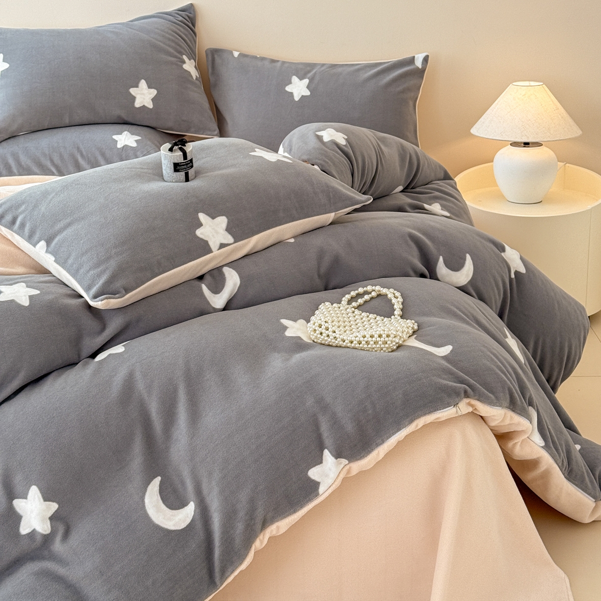 91家纺网 家纺一手货源 找家纺 典曼家纺 2025新款印花海獭绒加厚保暖四件套 星星月亮-灰
