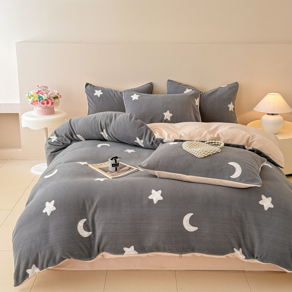 91家纺网 家纺一手货源 找家纺 典曼家纺 2025新款印花海獭绒加厚保暖四件套 星星月亮-灰