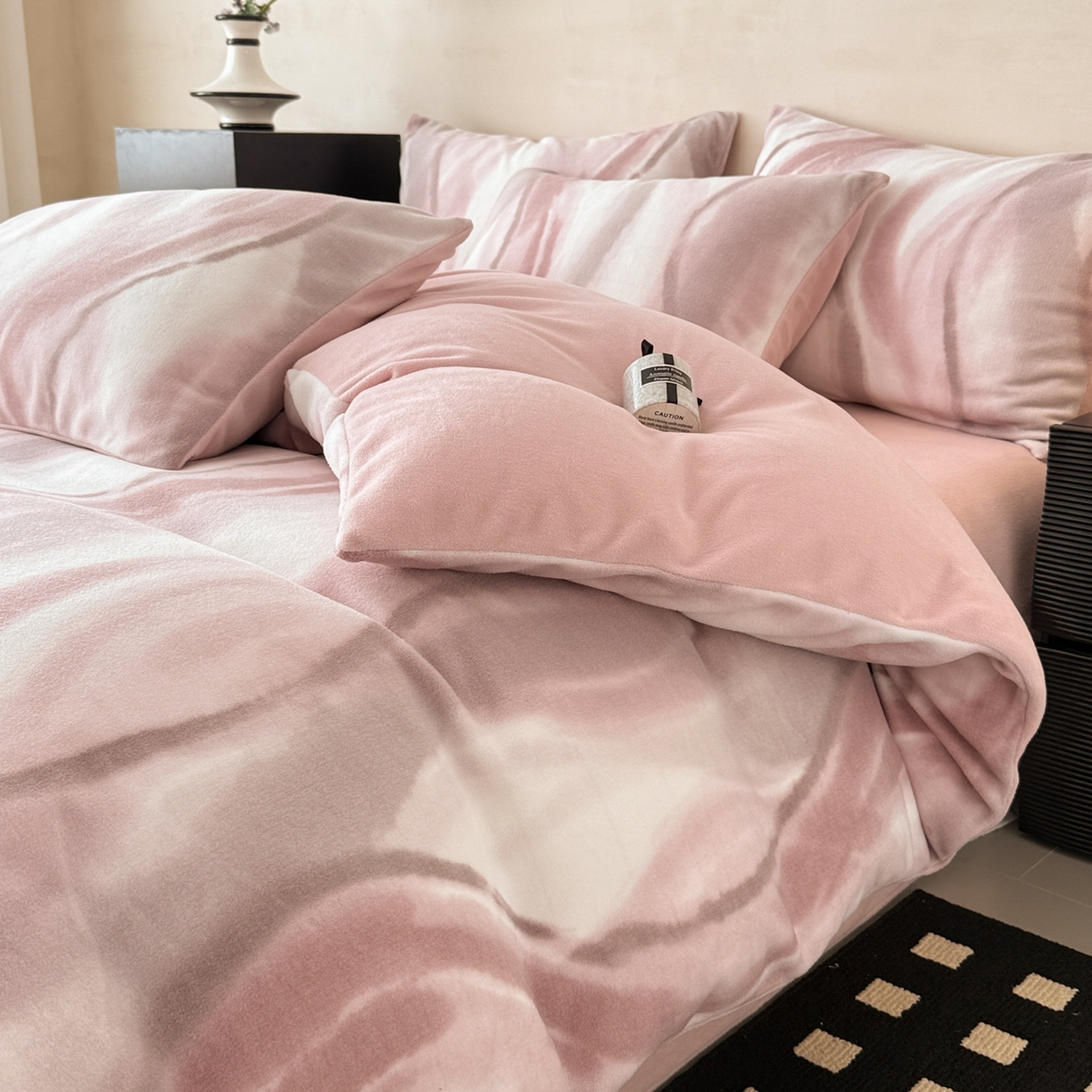 91家纺网 家纺一手货源 找家纺 典曼家纺 2025新款印花海獭绒加厚保暖四件套 渐变律动