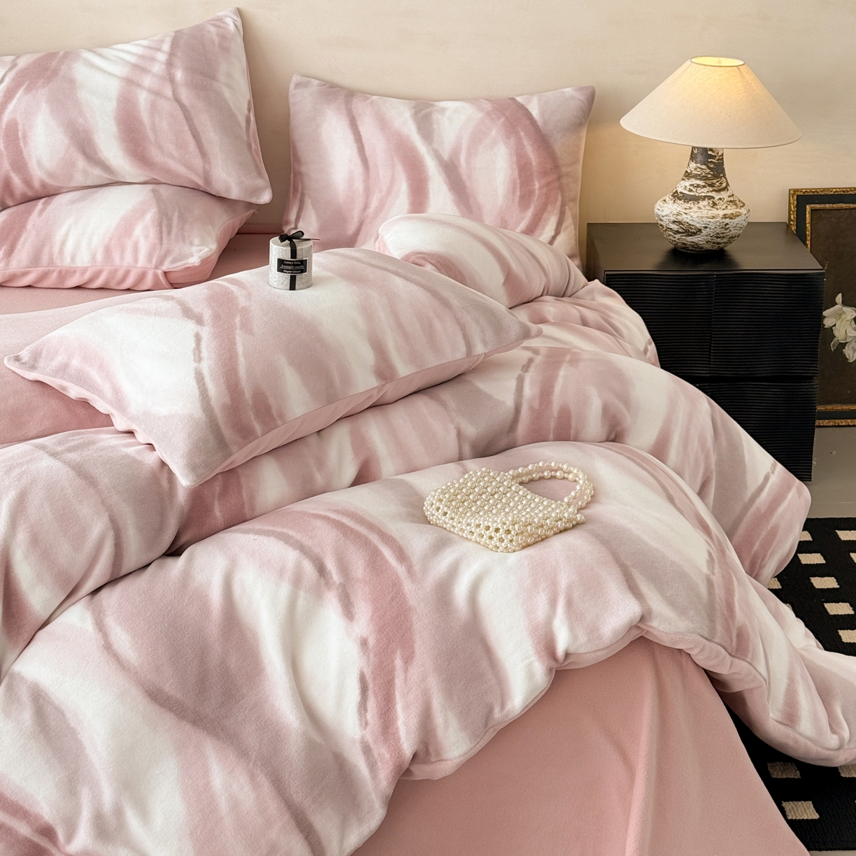 91家纺网 家纺一手货源 找家纺 典曼家纺 2025新款印花海獭绒加厚保暖四件套 渐变律动