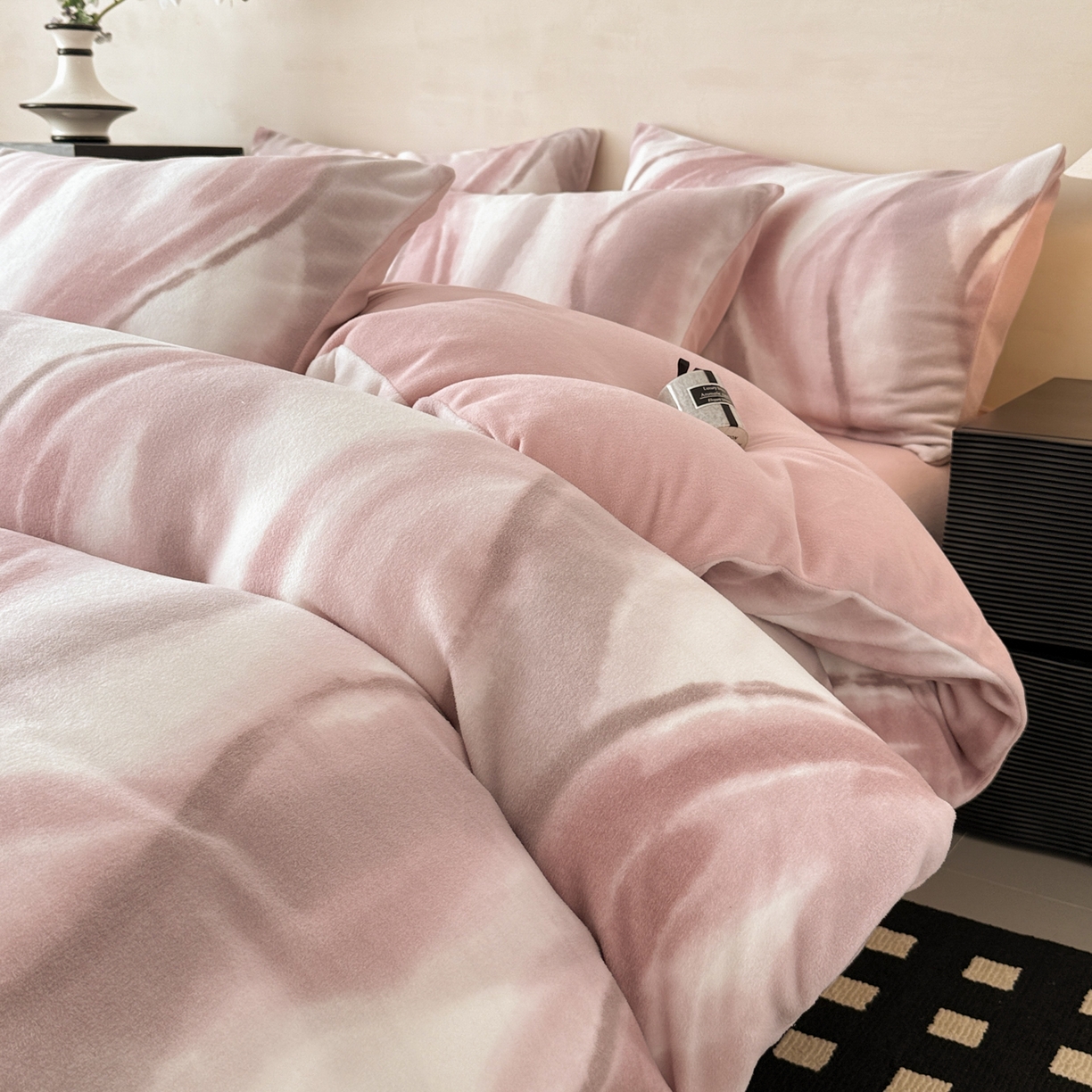 91家纺网 家纺一手货源 找家纺 典曼家纺 2025新款印花海獭绒加厚保暖四件套 渐变律动