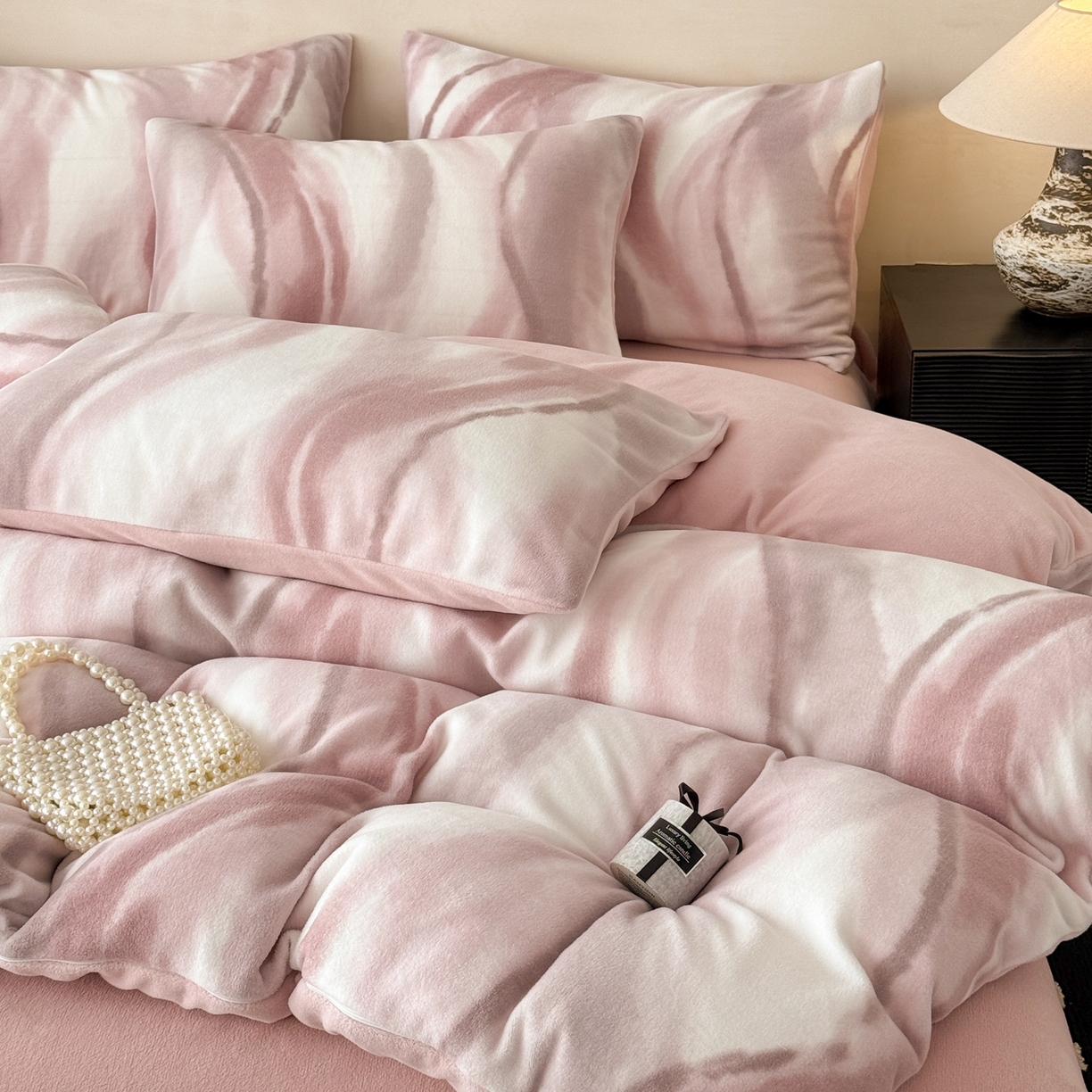 91家纺网 家纺一手货源 找家纺 典曼家纺 2025新款印花海獭绒加厚保暖四件套 渐变律动