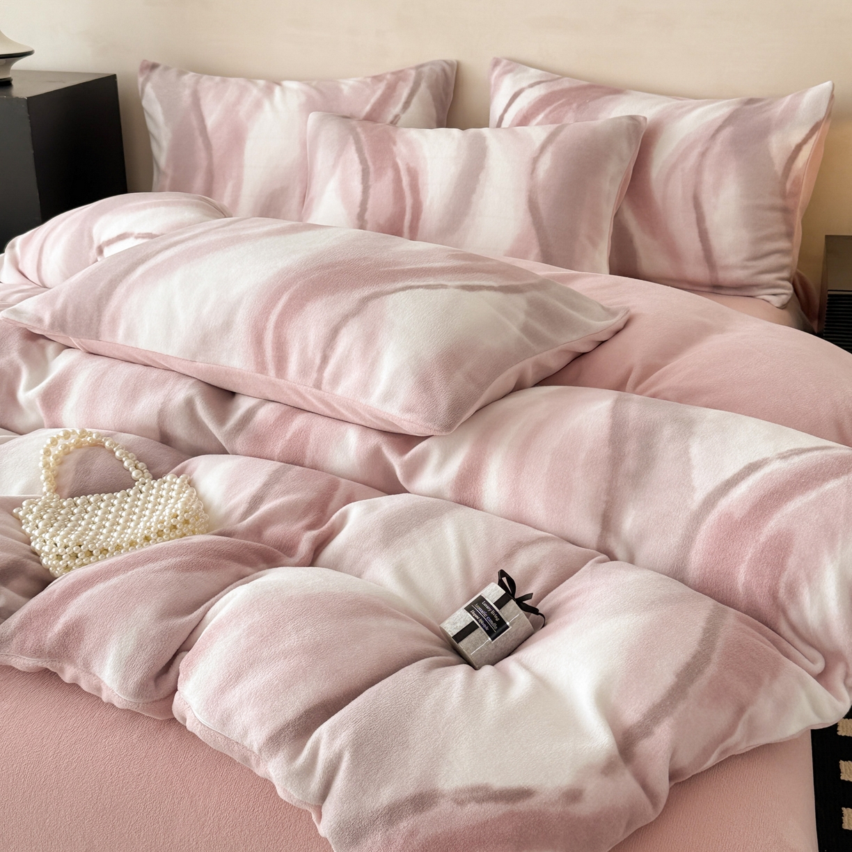 91家纺网 家纺一手货源 找家纺 典曼家纺 2025新款印花海獭绒加厚保暖四件套 渐变律动