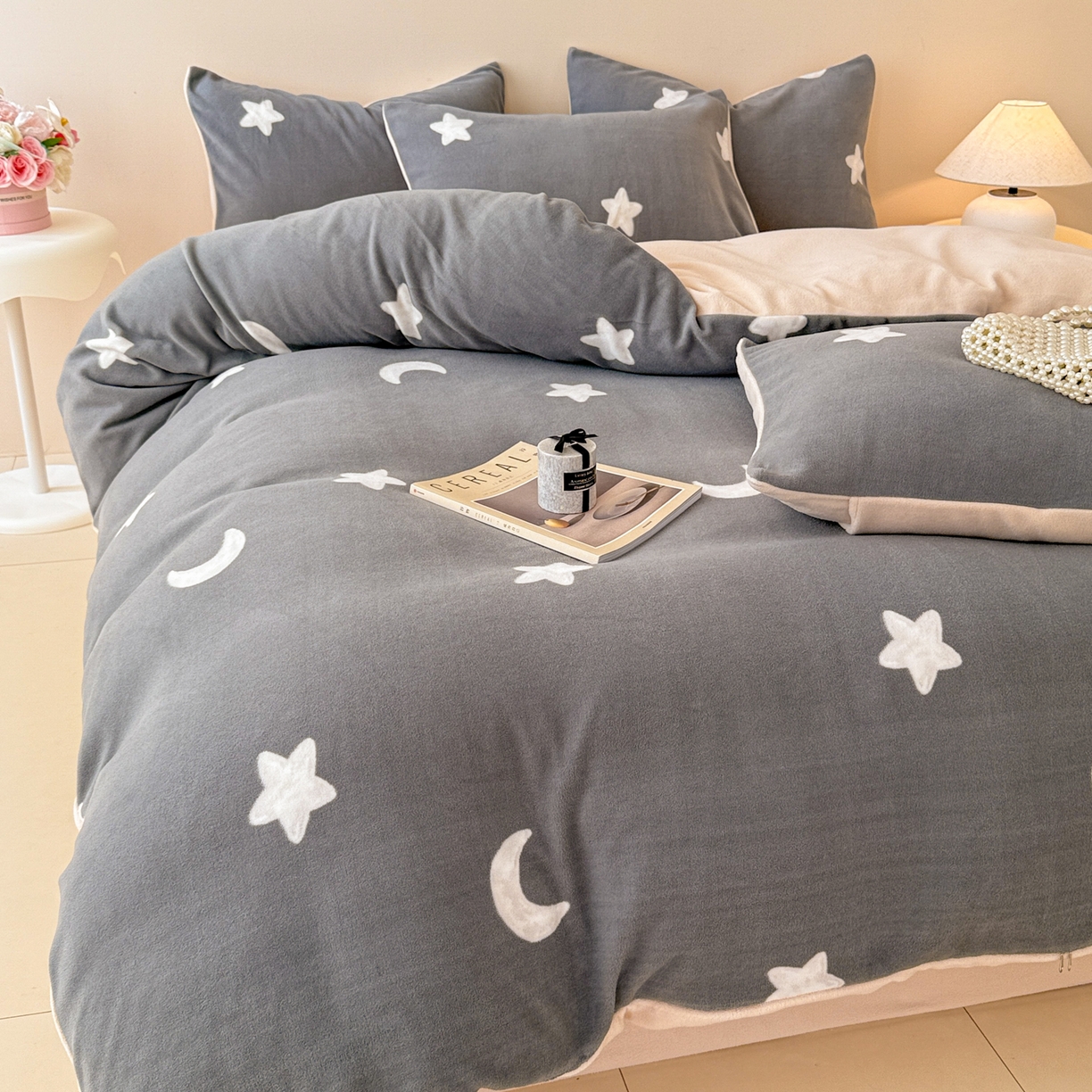 91家纺网 家纺一手货源 找家纺 典曼家纺 2025新款印花海獭绒加厚保暖四件套 星星月亮-灰