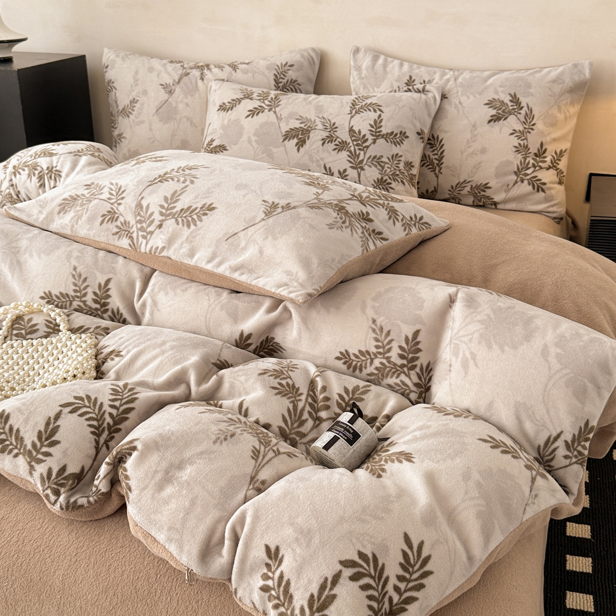 91家纺网 家纺一手货源 找家纺 典曼家纺 2025新款印花海獭绒加厚保暖四件套 叶纷飞