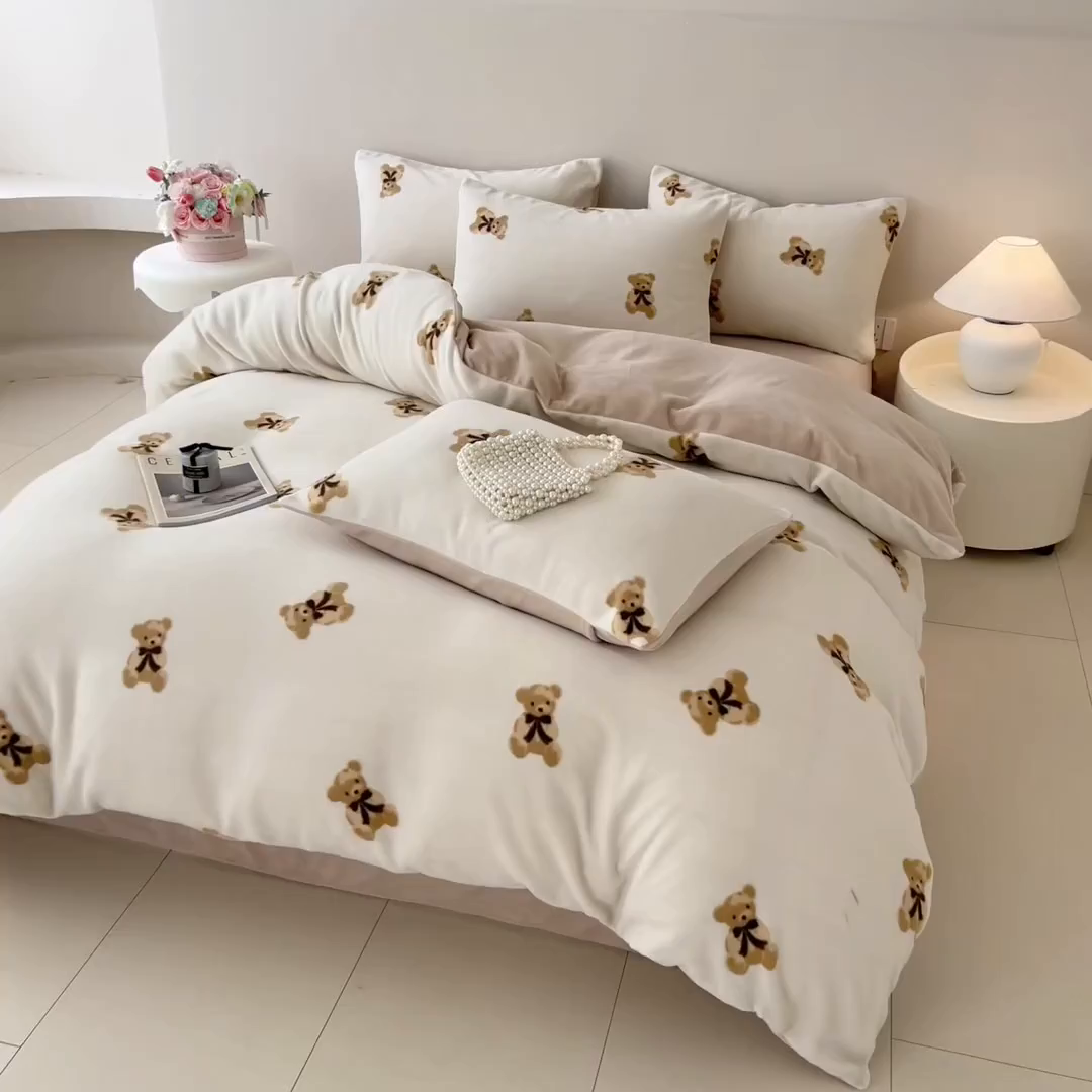 91家纺网 家纺一手货源 找家纺 典曼家纺 2025新款印花海獭绒加厚保暖四件套 卡其小熊