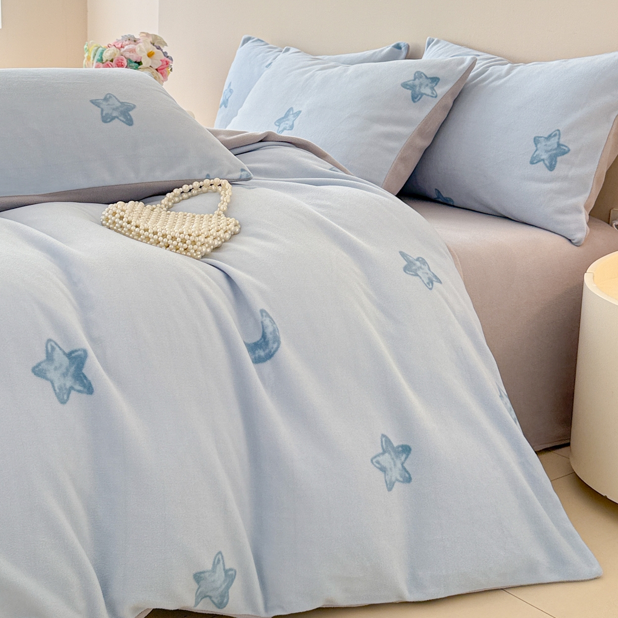 91家纺网 家纺一手货源 找家纺 典曼家纺 2025新款印花海獭绒加厚保暖四件套 星星月亮-蓝