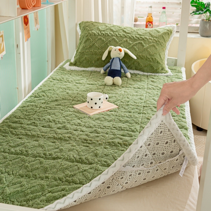 91家纺网 家纺一手货源 找家纺 暖芯优选 2025新款上下铺塔芙绒床垫 橄榄绿