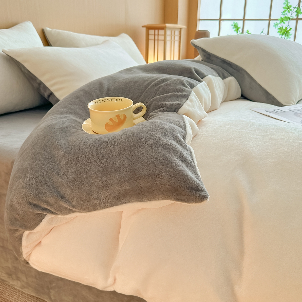 91家纺网 家纺一手货源 找家纺 小懒猪 2025新款220克A类牛奶绒纯色双拼四件套（提供买家秀） 奶白钛灰