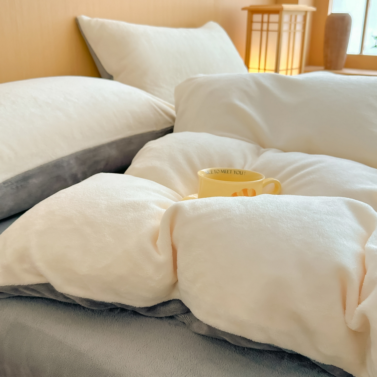 91家纺网 家纺一手货源 找家纺 小懒猪 2025新款220克A类牛奶绒纯色双拼四件套（提供买家秀） 奶白钛灰