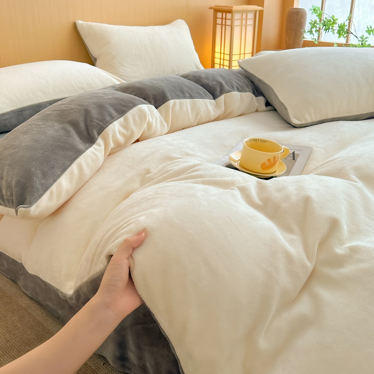 91家纺网 家纺一手货源 找家纺 小懒猪 2025新款220克A类牛奶绒纯色双拼四件套（提供买家秀） 奶白钛灰
