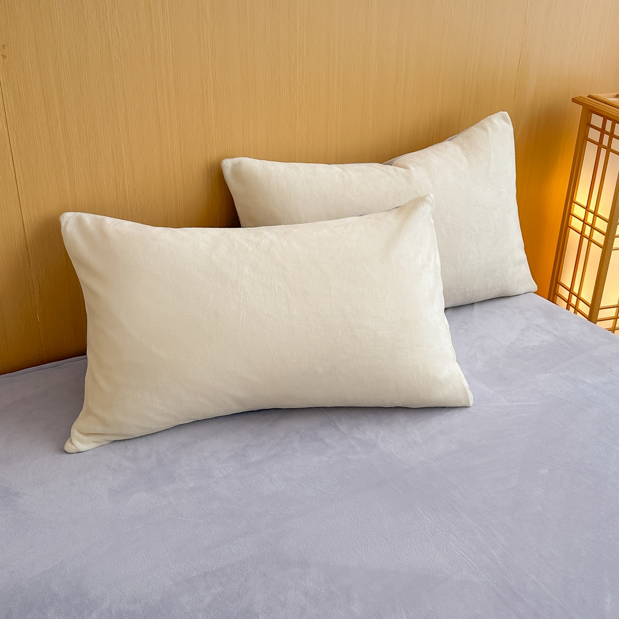 91家纺网 家纺一手货源 找家纺 小懒猪 2025新款220克A类牛奶绒纯色双拼四件套（提供买家秀） 奶白紫